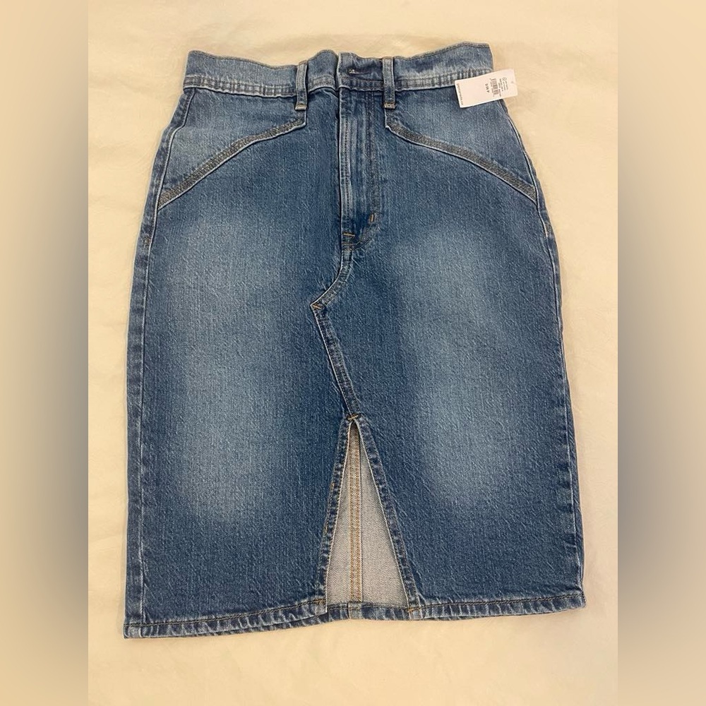 NWT- Gap Denim Pencil Skirt with Washwell size 2/26P